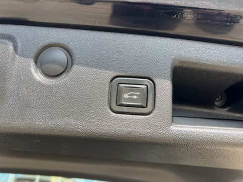 Used 2020 Chevrolet Equinox LT image 18