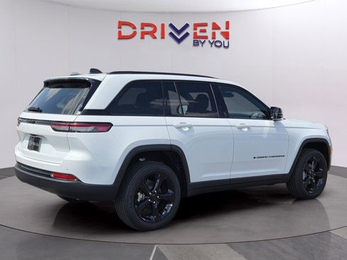 New 2025 Jeep Grand Cherokee Altitude image 9