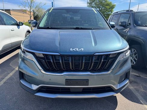 Used 2024 Kia Carnival EX FWD image 2