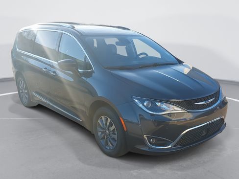 Used 2019 Chrysler Pacifica Touring-L Plus w/ Advanced Safetytec Group image 3
