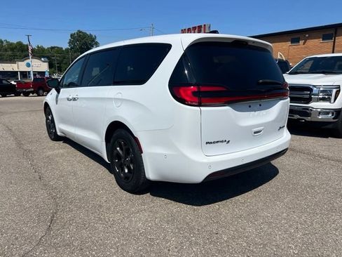 Used 2024 Chrysler Pacifica Limited FWD image 6