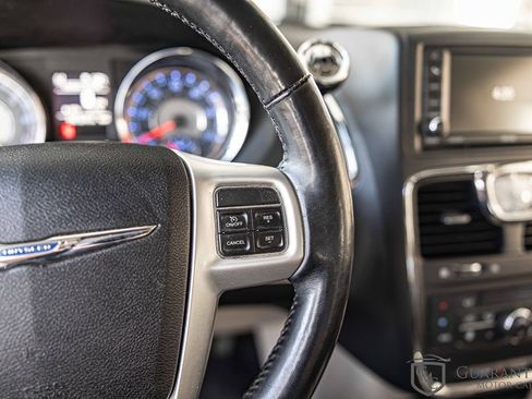 Used 2016 Chrysler Town & Country Touring w/ Driver Convenience Group image 24