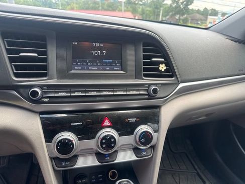 Used 2019 Hyundai Elantra SE w/ Winter Weather Package FWD image 5