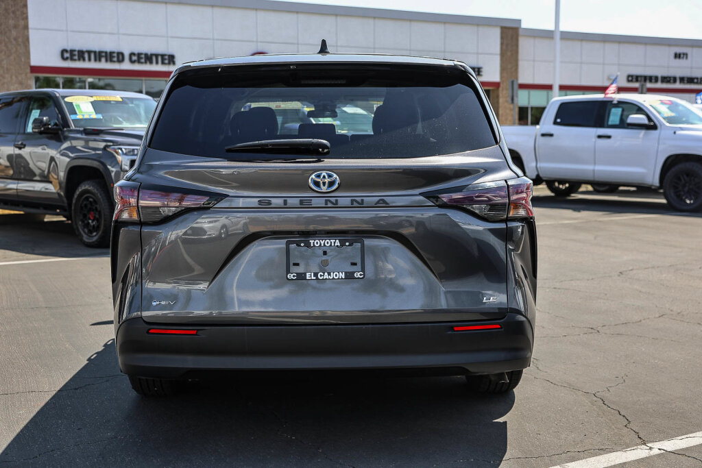 Certified 2025 Toyota Sienna LE FWD image 24
