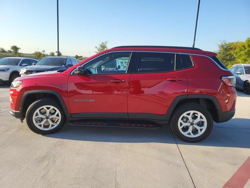 Used 2025 Jeep Compass Latitude AWD/4WD image 3