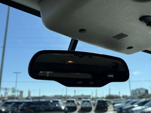 Used 2005 HUMMER H2 w/ Preferred Equipment Group image 25