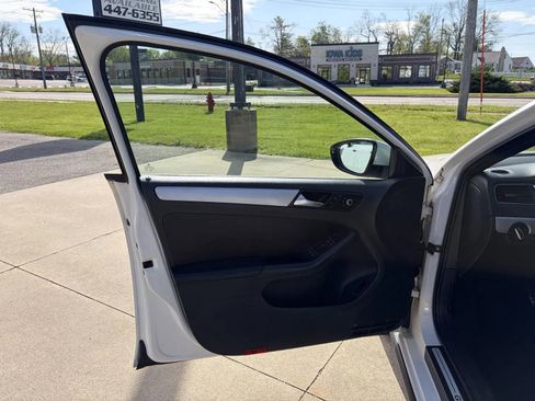 Used 2012 Volkswagen Jetta GLI FWD image 10