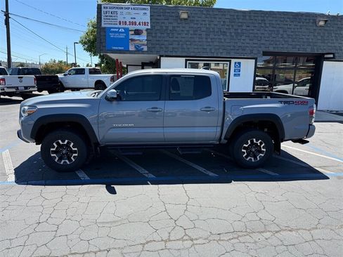 Used 2021 Toyota Tacoma TRD Off-Road w/ Technology Package AWD/4WD image 8