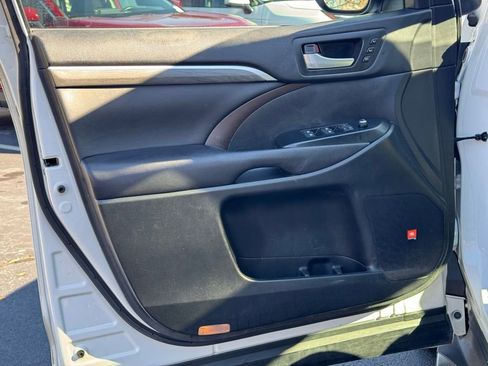 Used 2017 Toyota Highlander Limited image 28