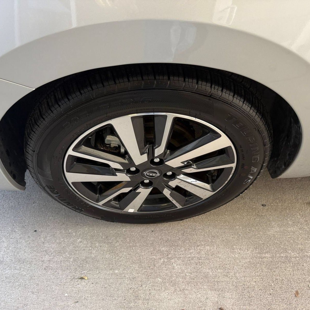 Used 2025 Nissan Versa SV FWD image 31