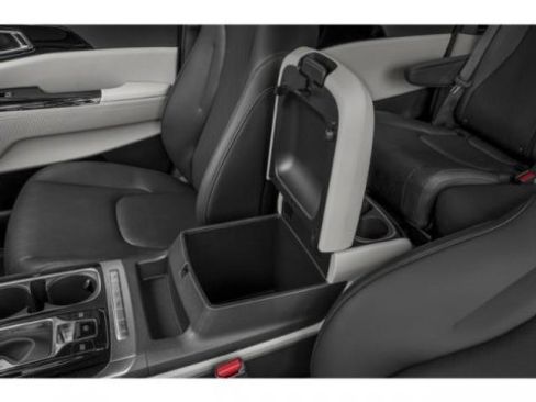 Used 2024 Kia Carnival EX FWD image 17