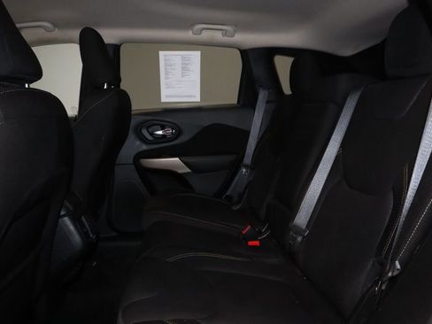 Used 2017 Jeep Cherokee Latitude w/ Comfort/Convenience Group AWD/4WD image 21