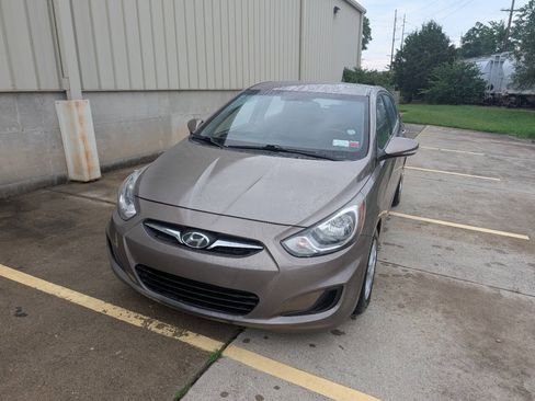 Used 2013 Hyundai Accent SE FWD image 1