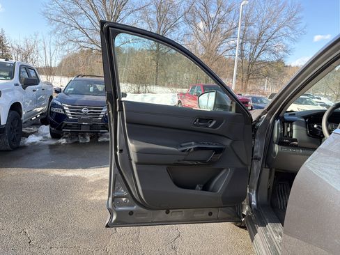 New 2025 Nissan Pathfinder SV w/ Black Appearance Package image 10