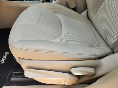 Used 2019 Jeep Cherokee Latitude w/ Popular Appearance Group FWD image 23