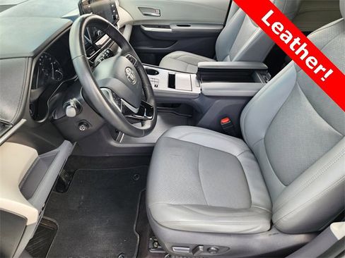 Used 2021 Toyota Sienna Limited image 14
