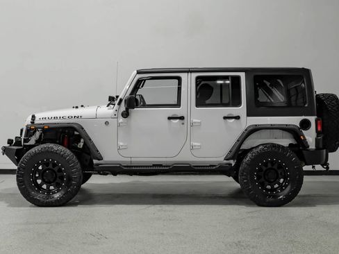 Used 2015 Jeep Wrangler Unlimited Rubicon w/ Connectivity Group AWD/4WD image 9