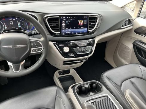 Used 2024 Chrysler Pacifica Touring-L FWD image 13