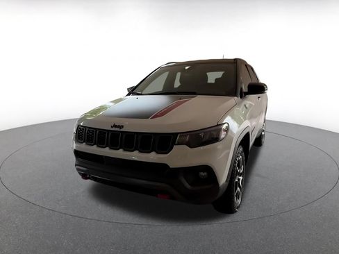 Used 2025 Jeep Compass Trailhawk AWD/4WD image 4