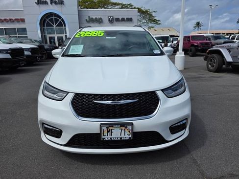 Used 2022 Chrysler Pacifica Touring-L image 2