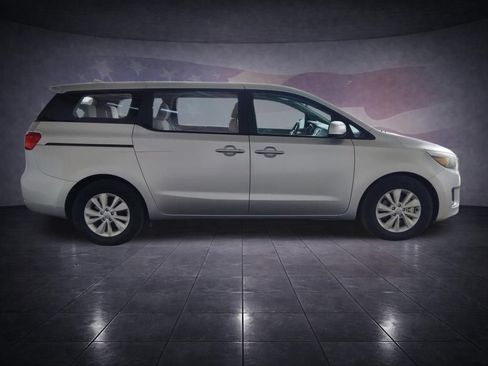 Used 2018 Kia Sedona L FWD image 6