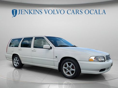 Used 1999 Volvo V70 FWD image 1