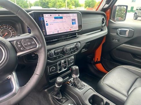 Used 2025 Jeep Wrangler Unlimited Sahara AWD/4WD image 30