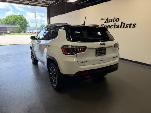 Used 2025 Jeep Compass Trailhawk AWD/4WD image 2