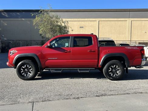 Used 2018 Toyota Tacoma TRD Off-Road image 3