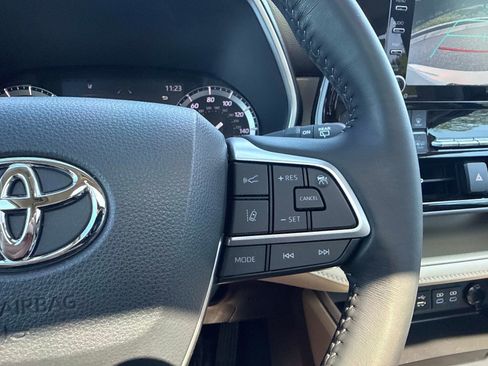 Used 2022 Toyota Highlander XLE FWD image 29