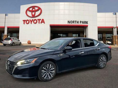 Used 2025 Nissan Altima 2.5 SV image 1