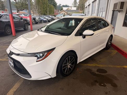 Used 2020 Toyota Corolla LE image 3