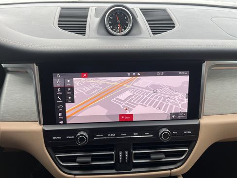 Used 2020 Porsche Macan Turbo image 32