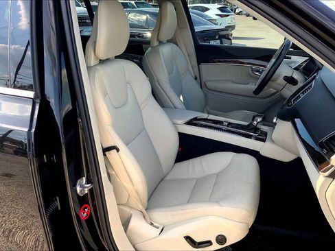 Used 2017 Volvo XC90 T6 Momentum w/ Vision Package image 8