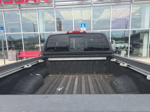 Used 2015 Nissan Frontier SV w/ SV Value Truck Package AWD/4WD image 9