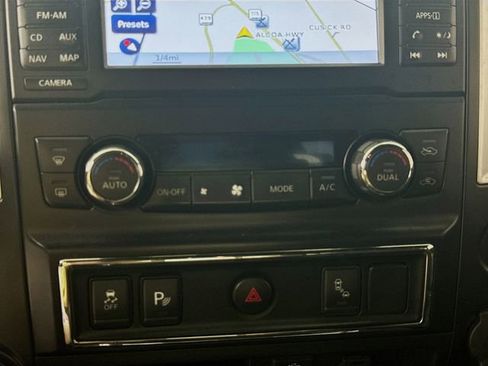 Used 2018 Nissan Titan SV w/ SV Convenience Package image 19