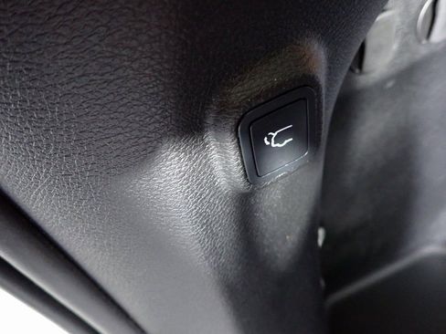 Used 2019 Jeep Cherokee Limited w/ Technology Group AWD/4WD image 18