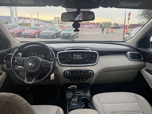 Used 2016 Kia Sorento LX w/ LX Convenience Package image 8