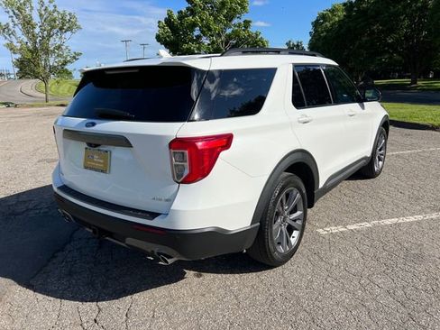 Used 2023 Ford Explorer XLT w/ Equipment Group 202A AWD/4WD image 11