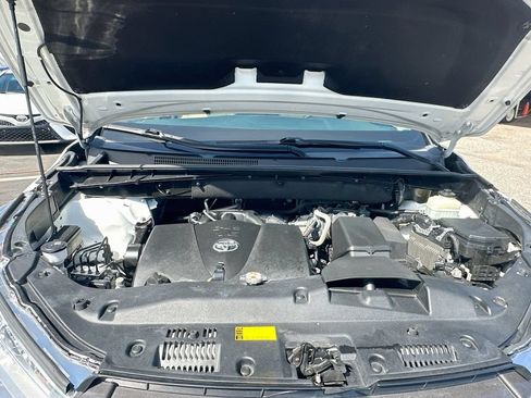 Used 2018 Toyota Highlander XLE AWD/4WD image 30