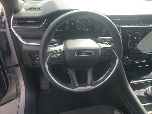 Used 2024 Jeep Grand Cherokee Altitude RWD image 15
