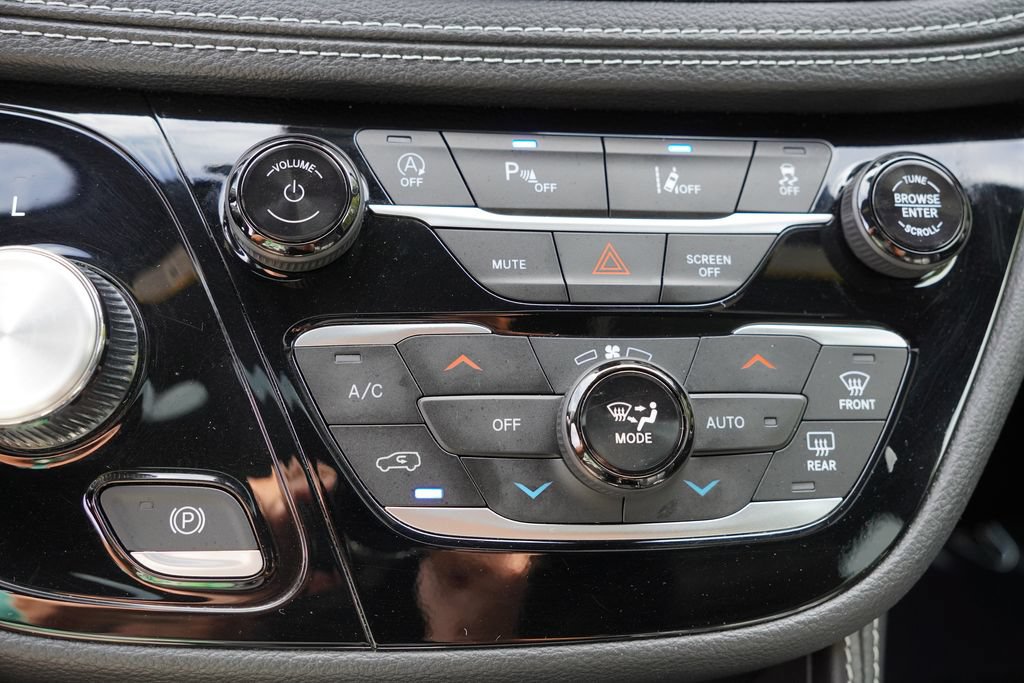 Used 2025 Chrysler Pacifica Limited FWD image 32
