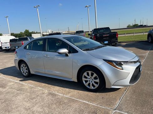 Used 2025 Toyota Corolla LE FWD image 4