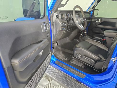 Used 2023 Jeep Wrangler Unlimited Sahara AWD/4WD image 19