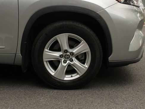 Used 2022 Toyota Highlander L AWD/4WD image 4