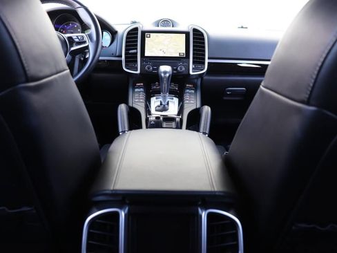 Used 2018 Porsche Cayenne Platinum Edition w/ Premium Package image 71