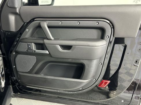 Used 2023 Land Rover Defender 90 V8 image 31