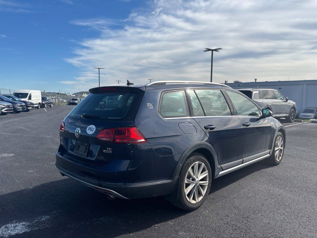 Used 2017 Volkswagen Golf Alltrack AWD/4WD image 2