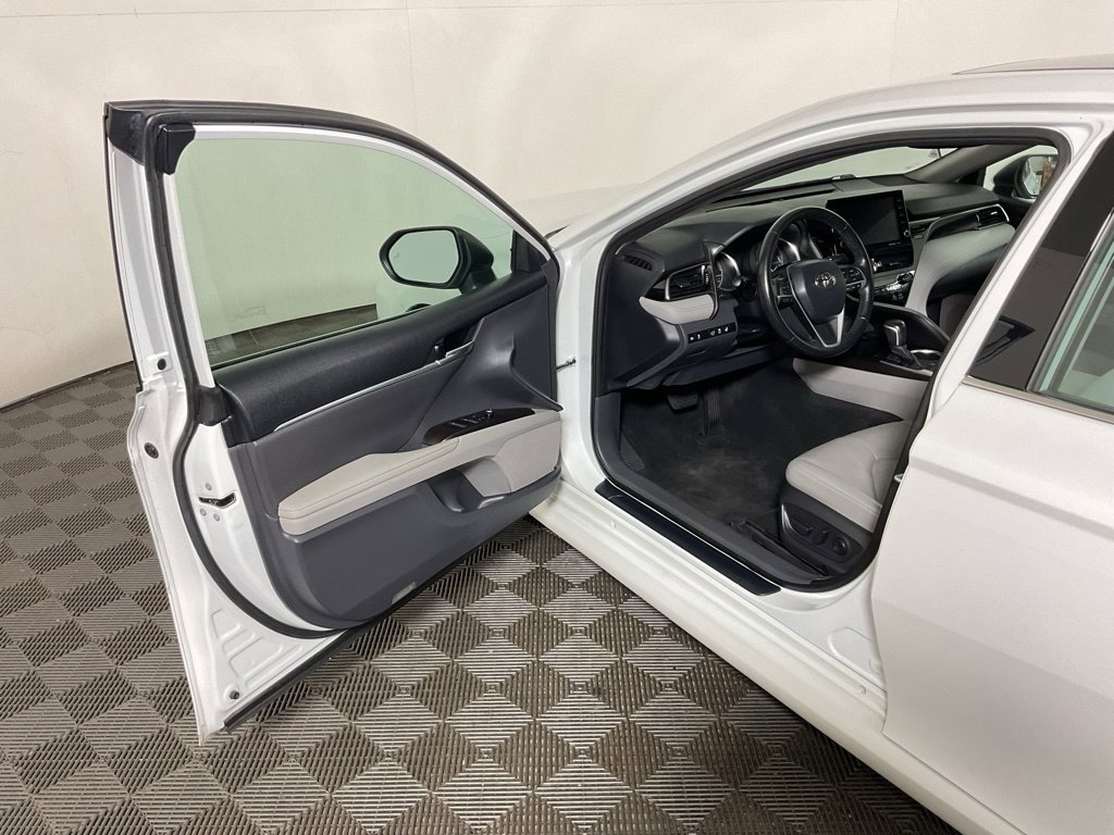 Used 2022 Toyota Camry XLE w/ Cold Weather Package FWD image 17