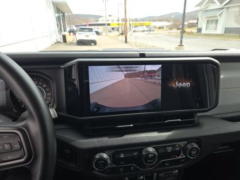 Used 2025 Jeep Gladiator Overland AWD/4WD image 14